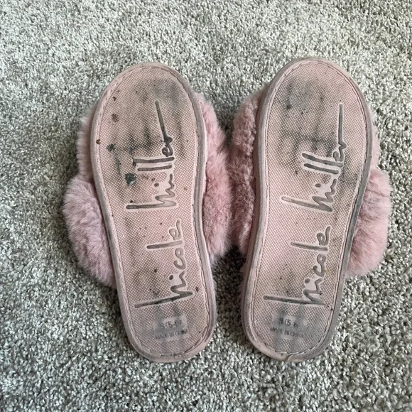 Pink fuzzy slippers - Picture 3 of 13